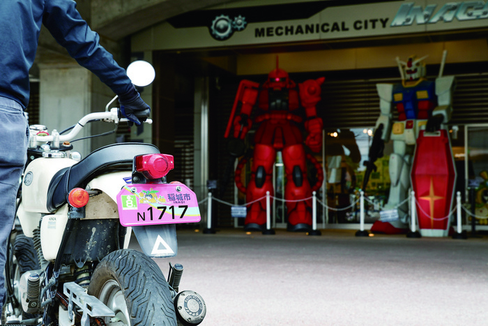 Imagen de una motocicleta con motor y la placa original actual de la Ciudad de Inagi instalada