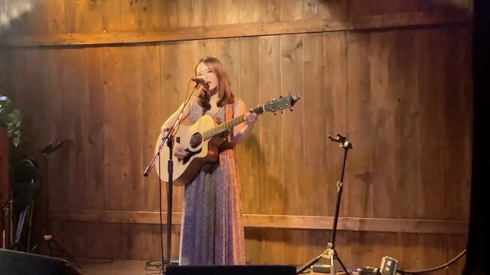 acco（기타 연주 및 노래）