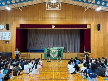 선수에게 질문하는 모습