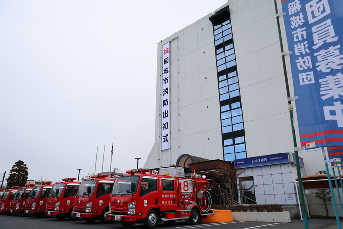 Foto: Alinhamento dos veículos de bombeiros