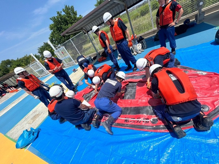 Foto: Cena do treinamento de montagem de barcos