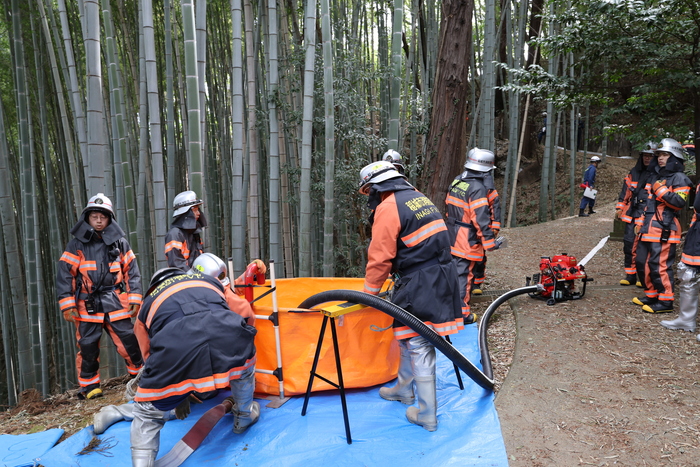 Foto: Treinamento de formação de retransmissão com bomba portátil na encosta