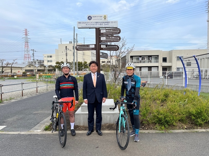 Foto: (da esquerda para a direita) Sr. Abeki, Prefeito Takahashi, Presidente Tokoo