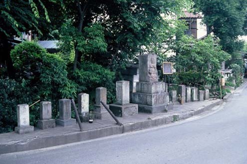 Foto: Estátuas de Bato Kannon ao longo da antiga estrada