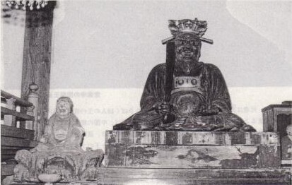 Foto: Estátua de Enma e Estátua de Yama-uba