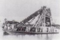 Foto: barco de máquinas de extração de cascalho