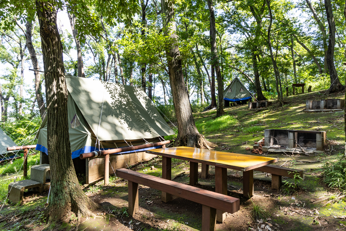 1 local (tenda permanente, mesa, cadeira, fogão)