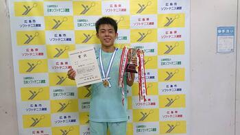 Foto: Sr. Minami segurando o certificado e a taça de campeão