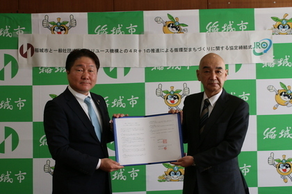 Prefeito da Cidade de Inagi Takahashi (esquerda) e Diretor Representante da Organização Japonesa de Reutilização Hatabe (direita) que assinaram o acordo