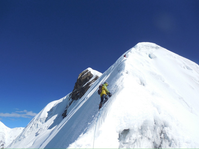 Foto mostrando a colocação de cordas em direção ao cume