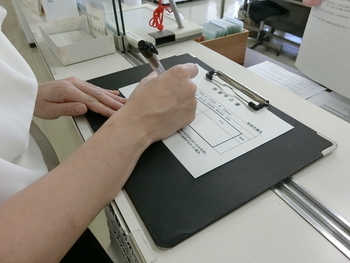 Pessoa preenchendo o formulário de inscrição para audiência pública