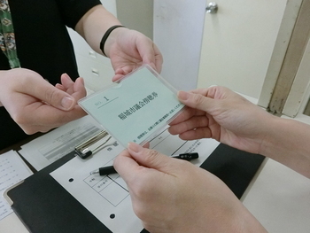 Recebendo o ingresso para audiência pública