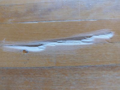 Detalhes após a remoção do revestimento do piso