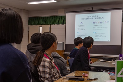 氣候YOUTH會議講座的情況。參加者們正在聆聽螢幕上顯示的資料。